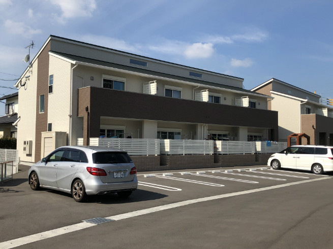 福岡市近郊に建つメゾネットタイプの低層集合住宅